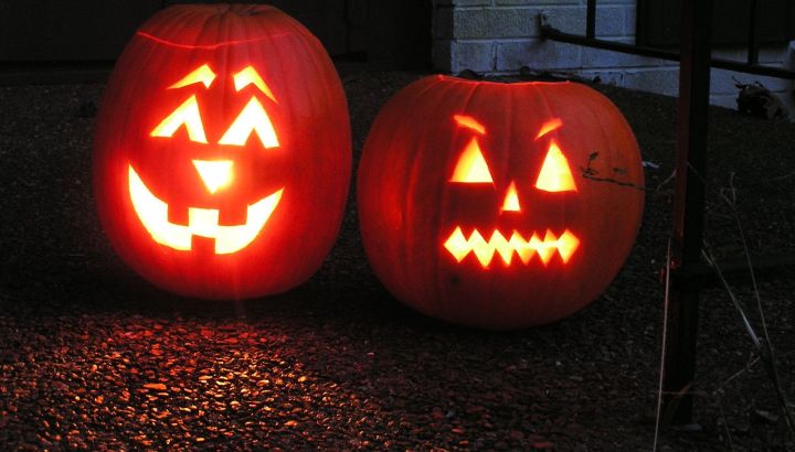 2-lit-halloween-pumkins-1258876