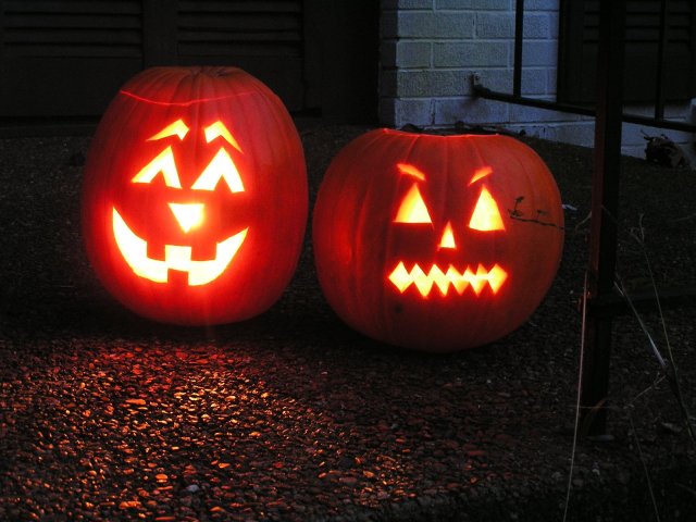 2-lit-halloween-pumkins-1258876